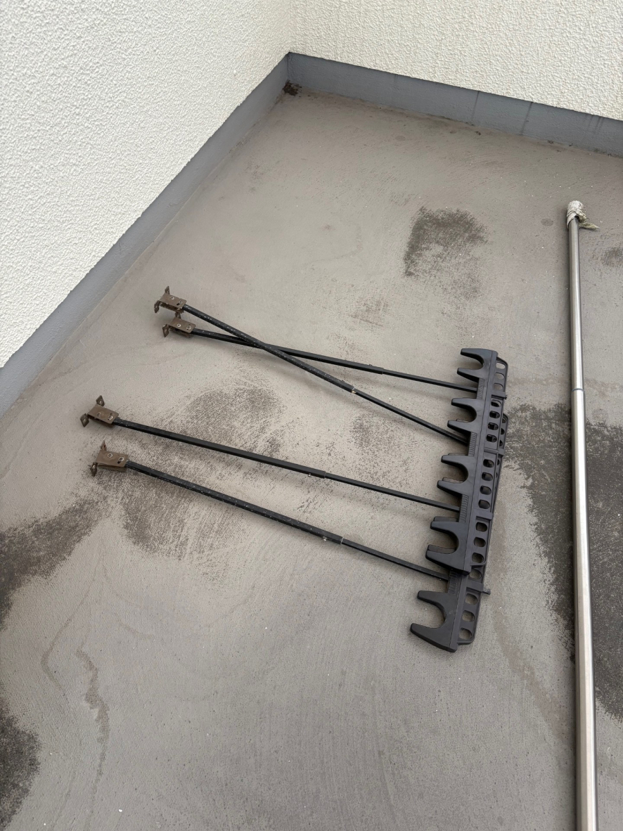 サトートーヨー住器の引きちぎれた吊り下げ物干し金物の施工前の写真2