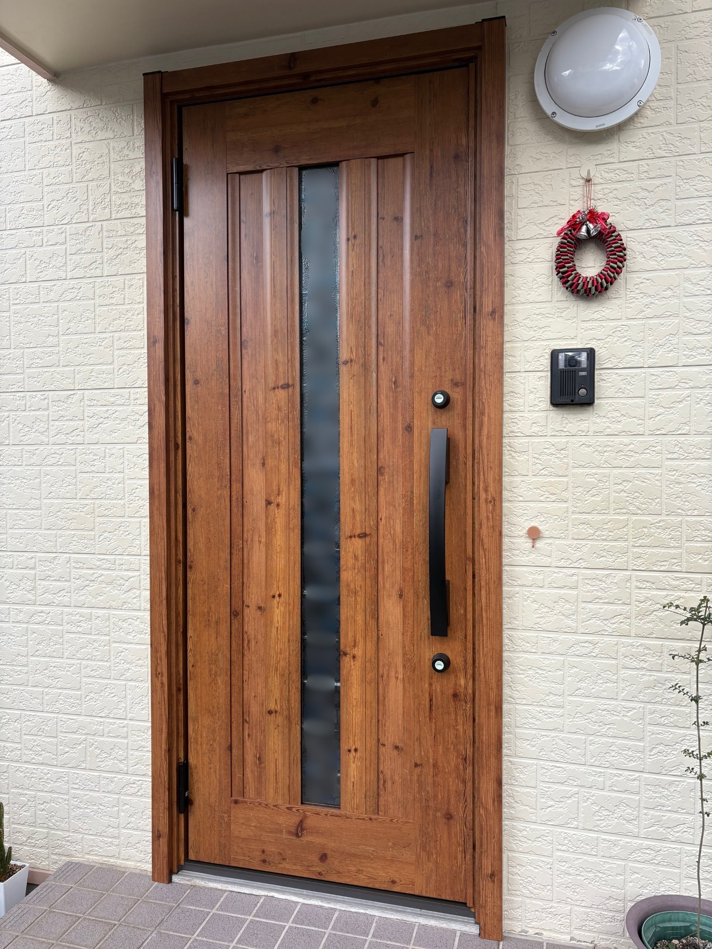 サトートーヨー住器の傷んだ木製玄関ドアを交換の施工後の写真1