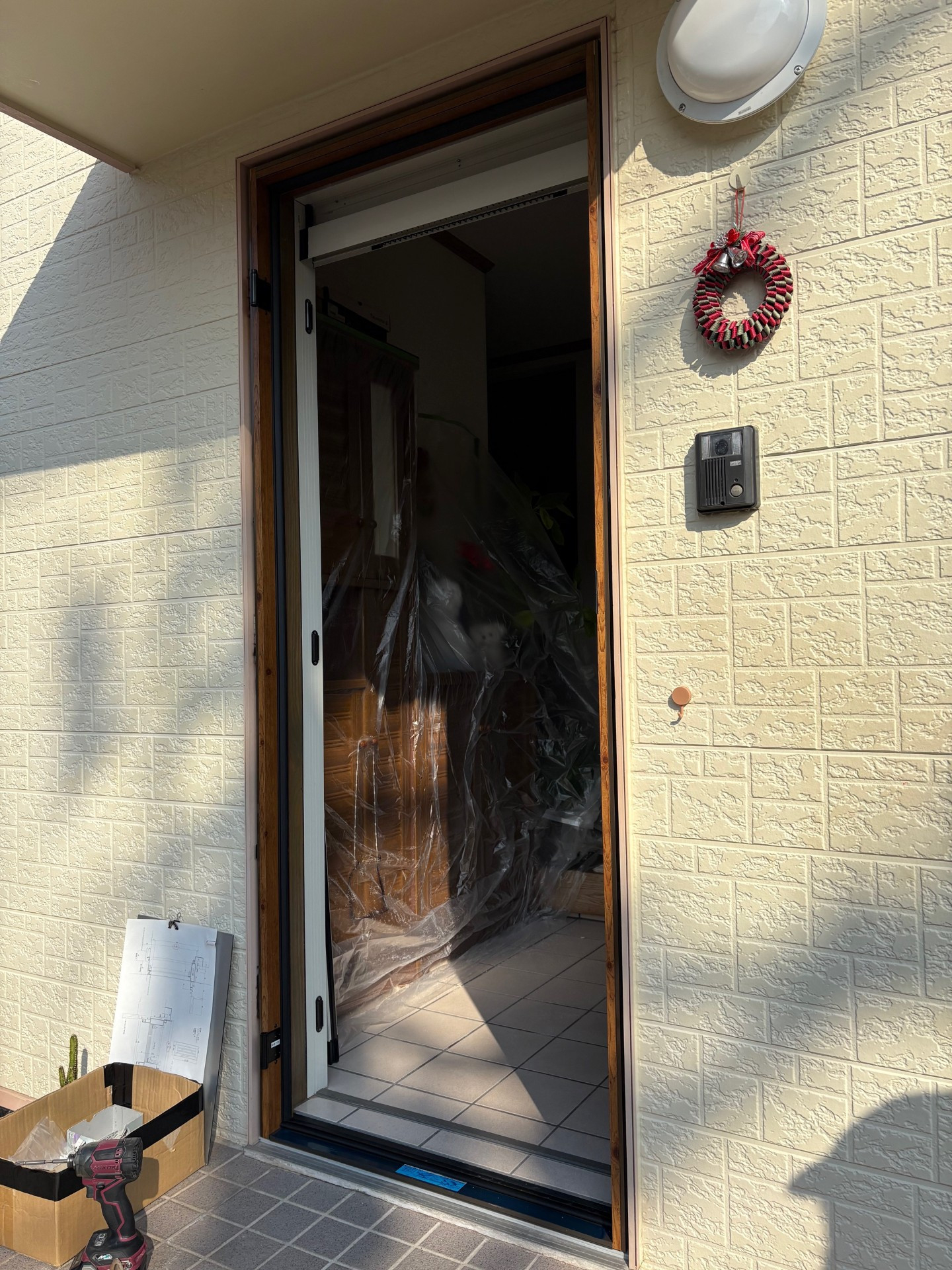 サトートーヨー住器の傷んだ木製玄関ドアを交換の施工後の写真2