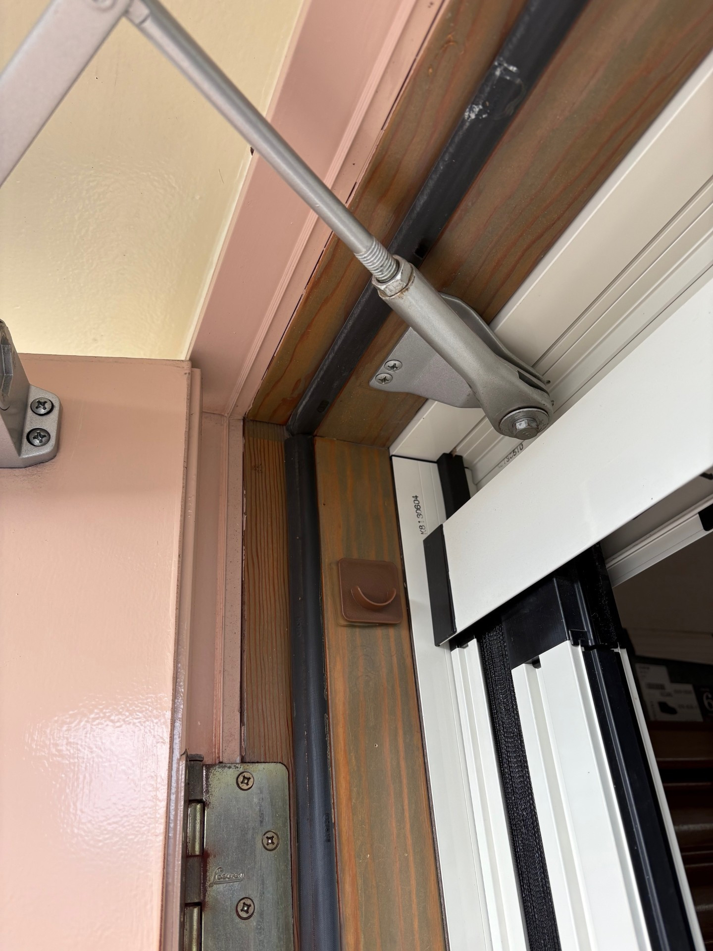 サトートーヨー住器の傷んだ木製玄関ドアを交換の施工前の写真3