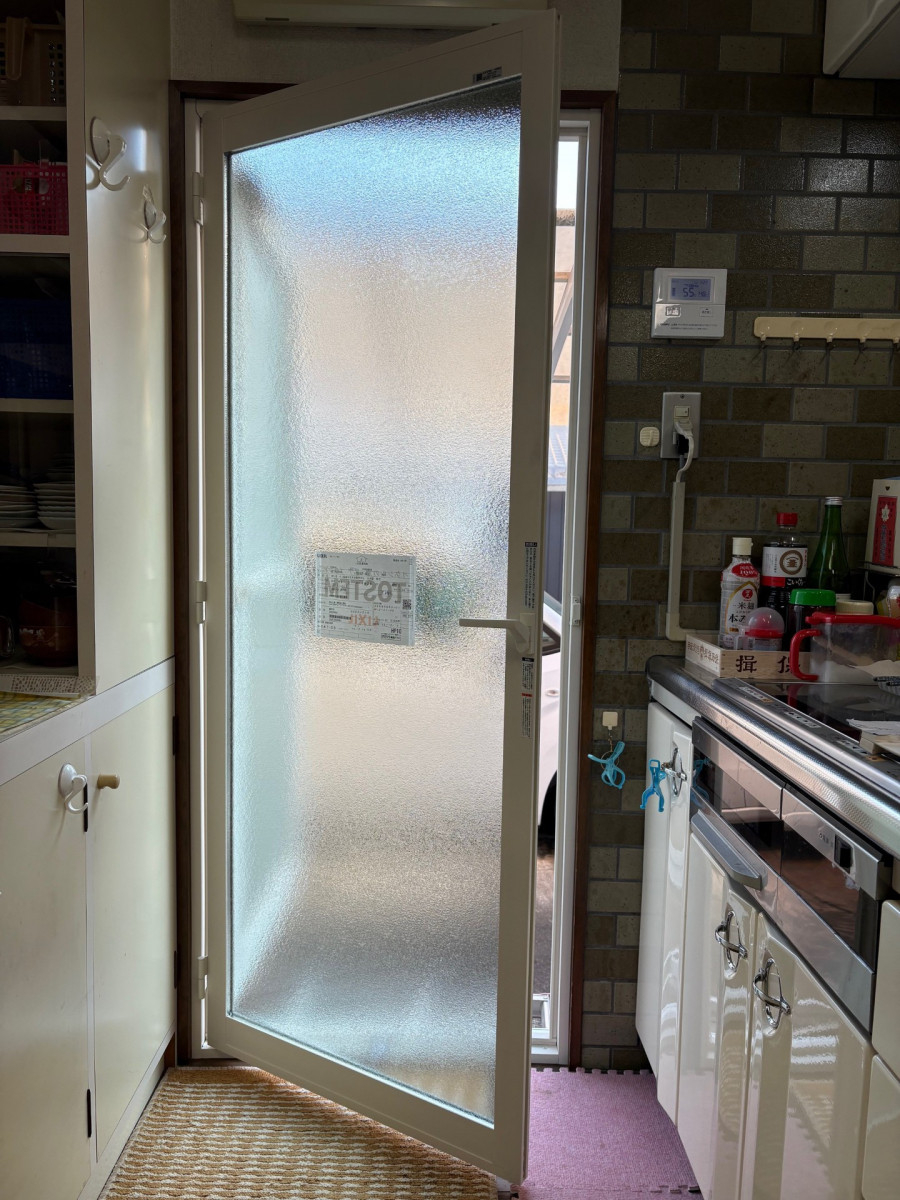 サトートーヨー住器の勝手口ドアにも内窓！（インプラス）の施工後の写真1