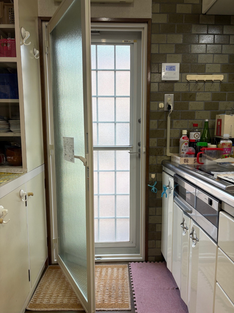 サトートーヨー住器の勝手口ドアにも内窓！（インプラス）の施工後の写真2