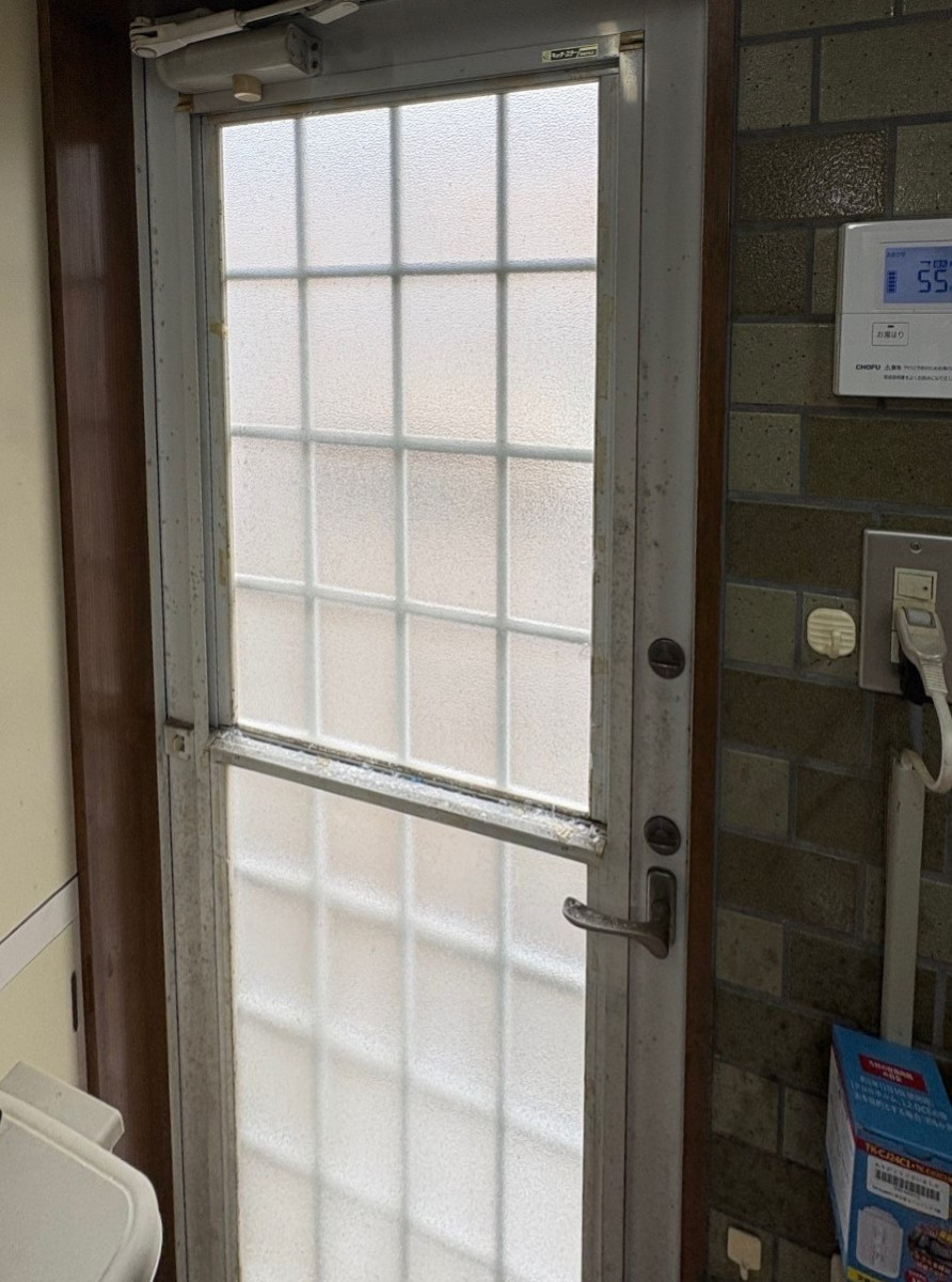サトートーヨー住器の勝手口ドアにも内窓！（インプラス）の施工前の写真1