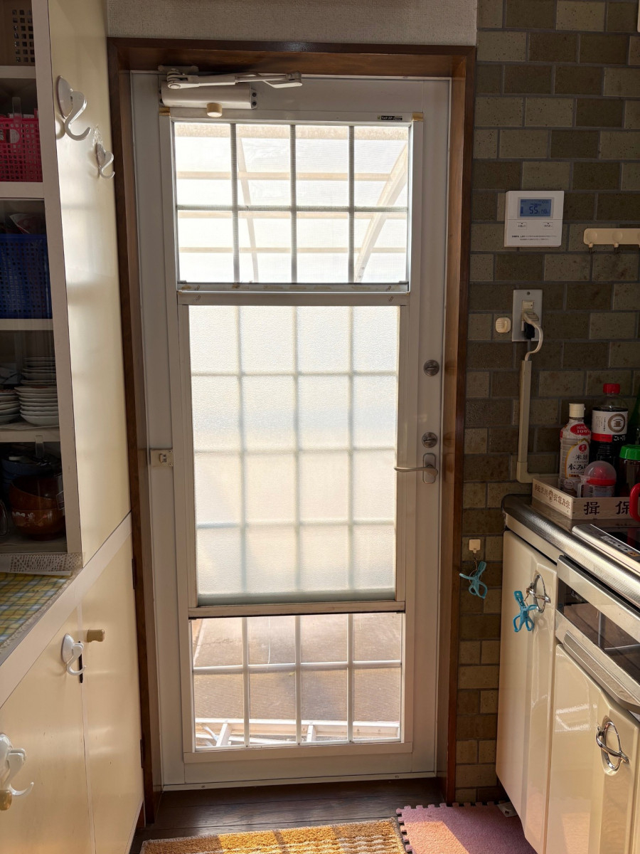 サトートーヨー住器の勝手口ドアにも内窓！（インプラス）の施工前の写真2