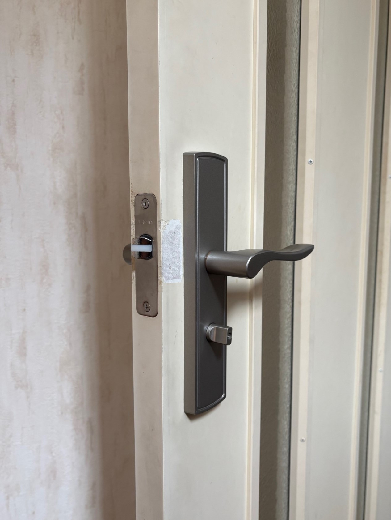 サトートーヨー住器の室内建具のハンドルと部品交換の施工後の写真1