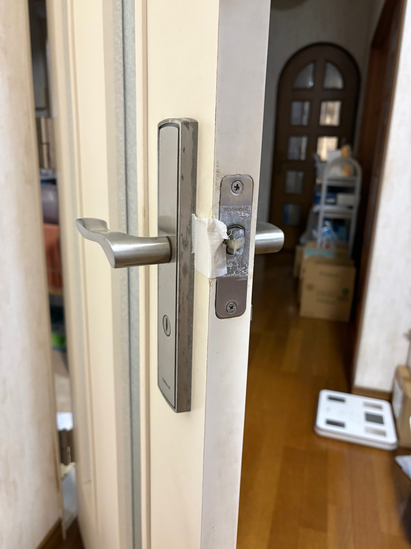 サトートーヨー住器の室内建具のハンドルと部品交換の施工前の写真1