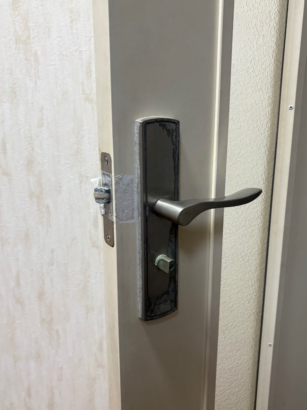 サトートーヨー住器の室内建具のハンドルと部品交換の施工前の写真2