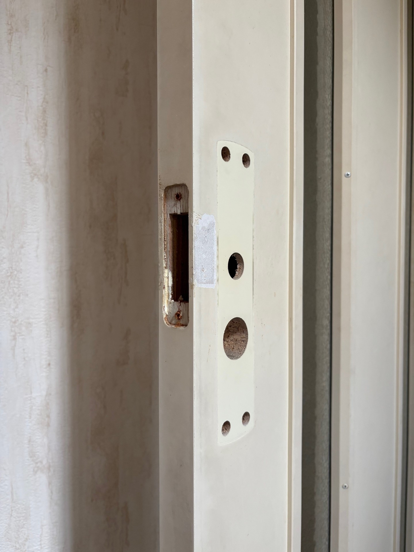 サトートーヨー住器の室内建具のハンドルと部品交換の施工前の写真3