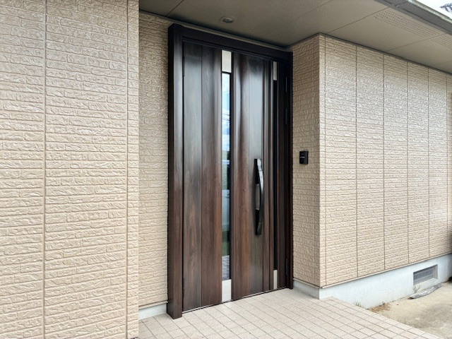 二葉屋のアルミ製玄関ドアから高断熱玄関ドアへ交換の施工後の写真2