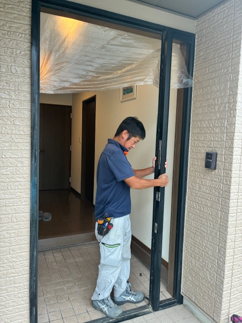二葉屋のアルミ製玄関ドアから高断熱玄関ドアへ交換の施工前の写真2