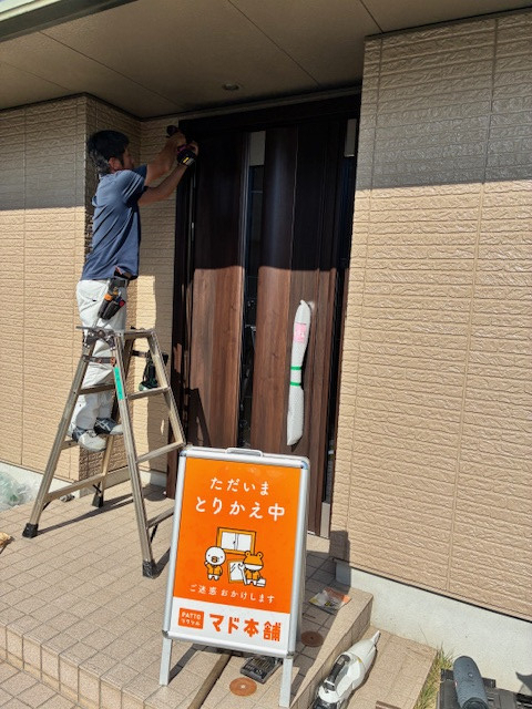 二葉屋のアルミ製玄関ドアから高断熱玄関ドアへ交換の施工前の写真3