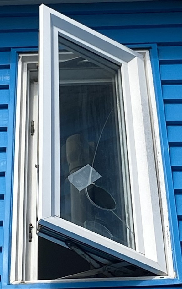 二葉屋の海外製サッシからリプラスで新しい窓に！【茨城県神栖市】の施工前の写真1