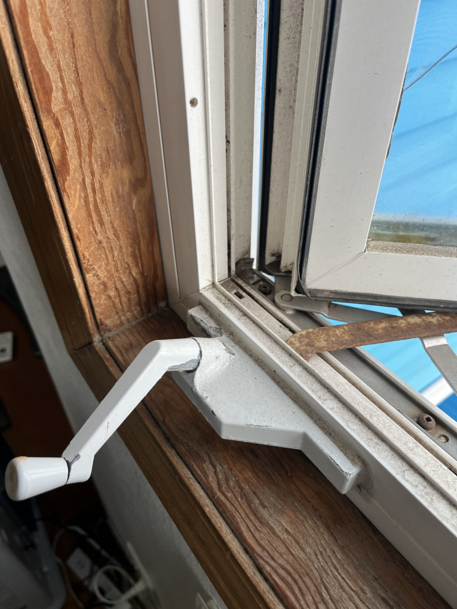 二葉屋の海外製サッシからリプラスで新しい窓に！【茨城県神栖市】の施工前の写真2