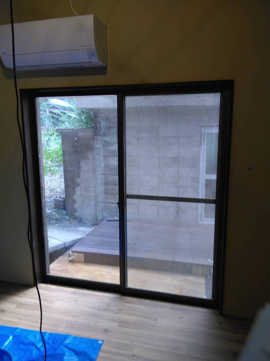 新栄トーヨー住器の窓を新品に変更jの施工前の写真1
