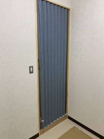 飯田トーヨー住器のアコーディオンカーテンの取付工事を行いました。施工事例写真1