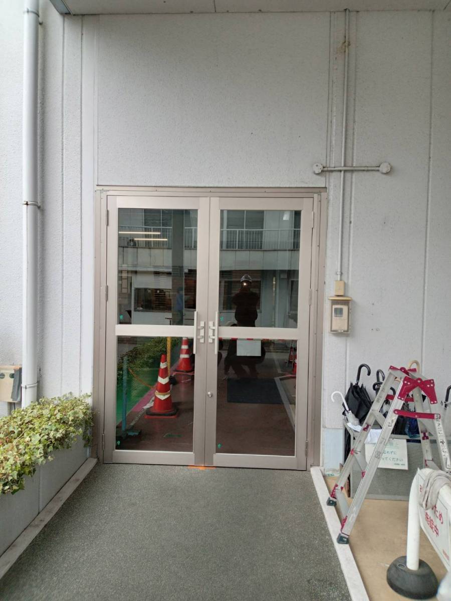 飯田トーヨー住器の扉の入替工事を行いました！の施工後の写真1