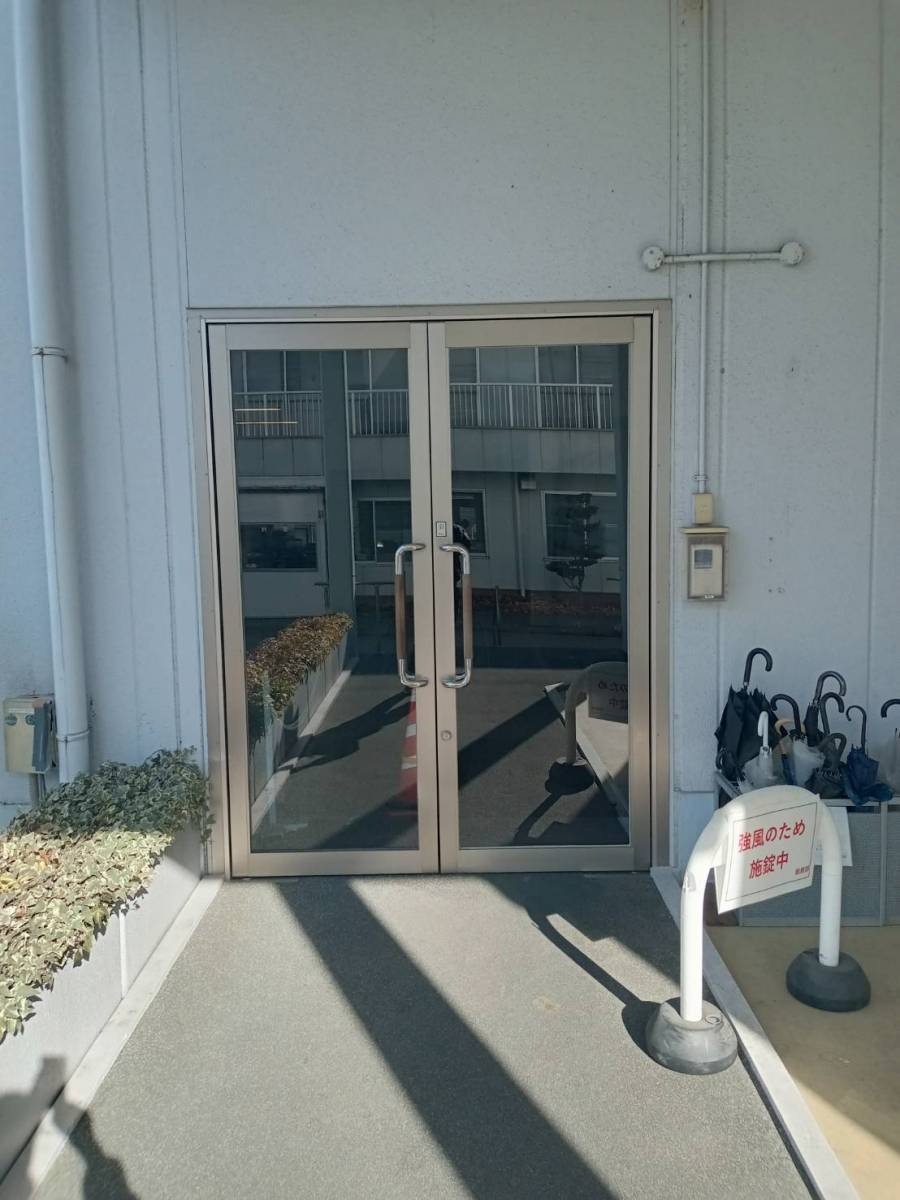 飯田トーヨー住器の扉の入替工事を行いました！の施工前の写真1