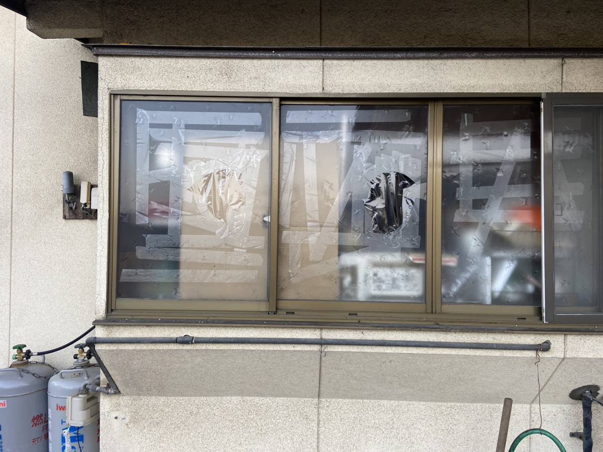 飯田トーヨー住器の※ガラス修理を行いました！！の施工前の写真1