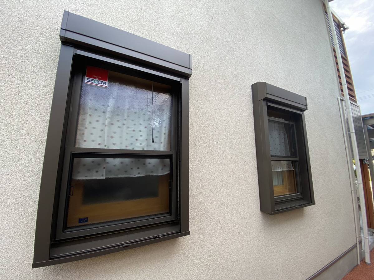 飯田トーヨー住器の窓に後付けシャッターを取付けました！！の施工後の写真1