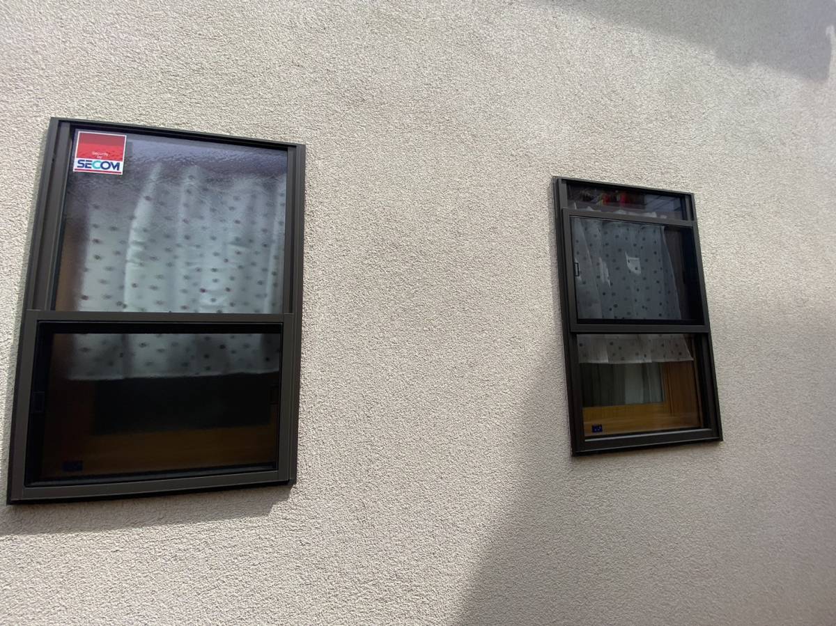 飯田トーヨー住器の窓に後付けシャッターを取付けました！！の施工前の写真1
