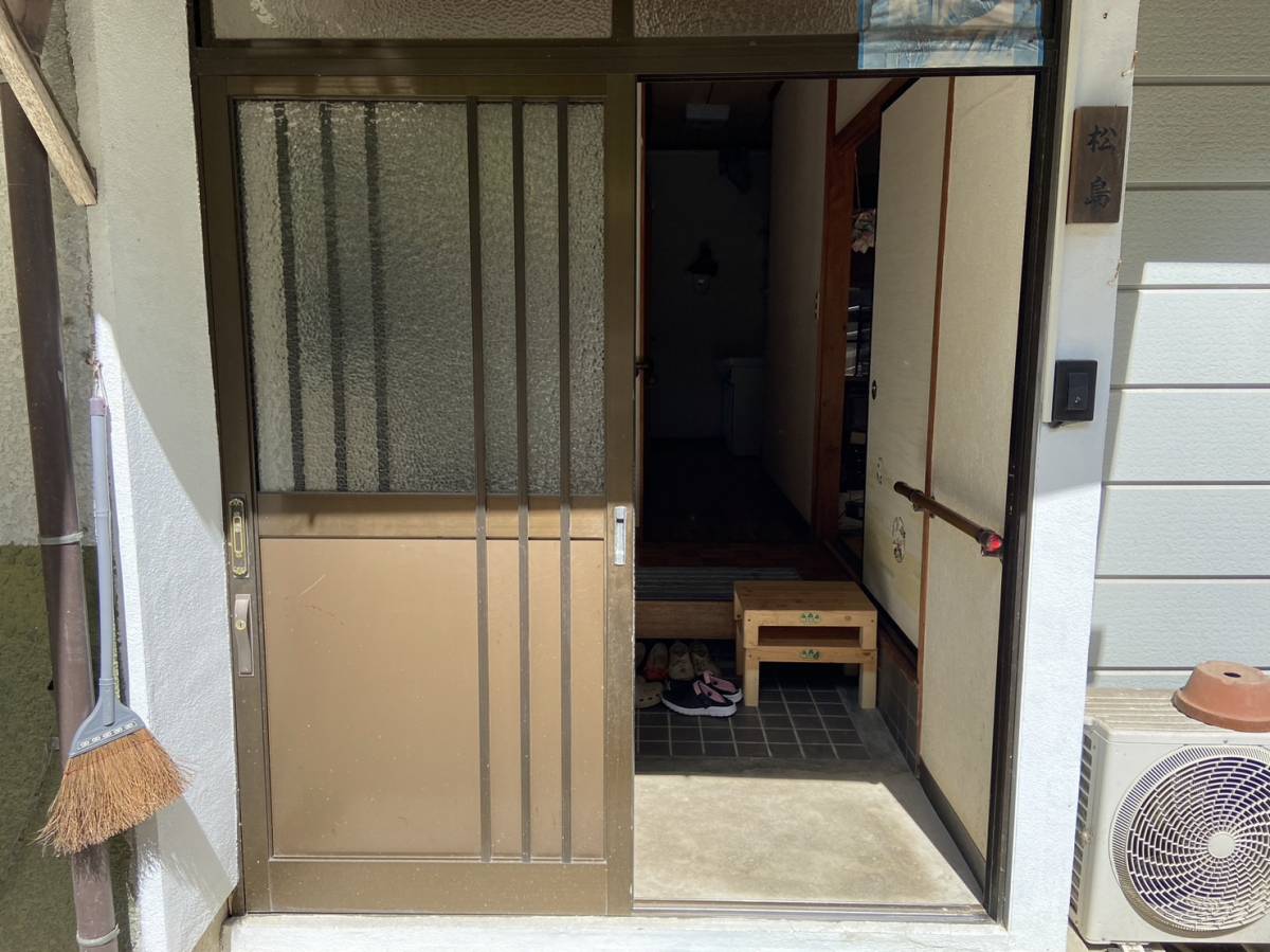 飯田トーヨー住器の玄関に網戸の取付を行いました！の施工前の写真1