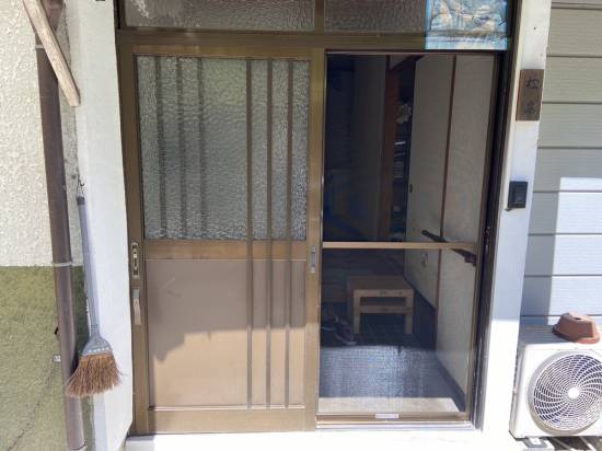 飯田トーヨー住器の玄関に網戸の取付を行いました！施工事例写真1