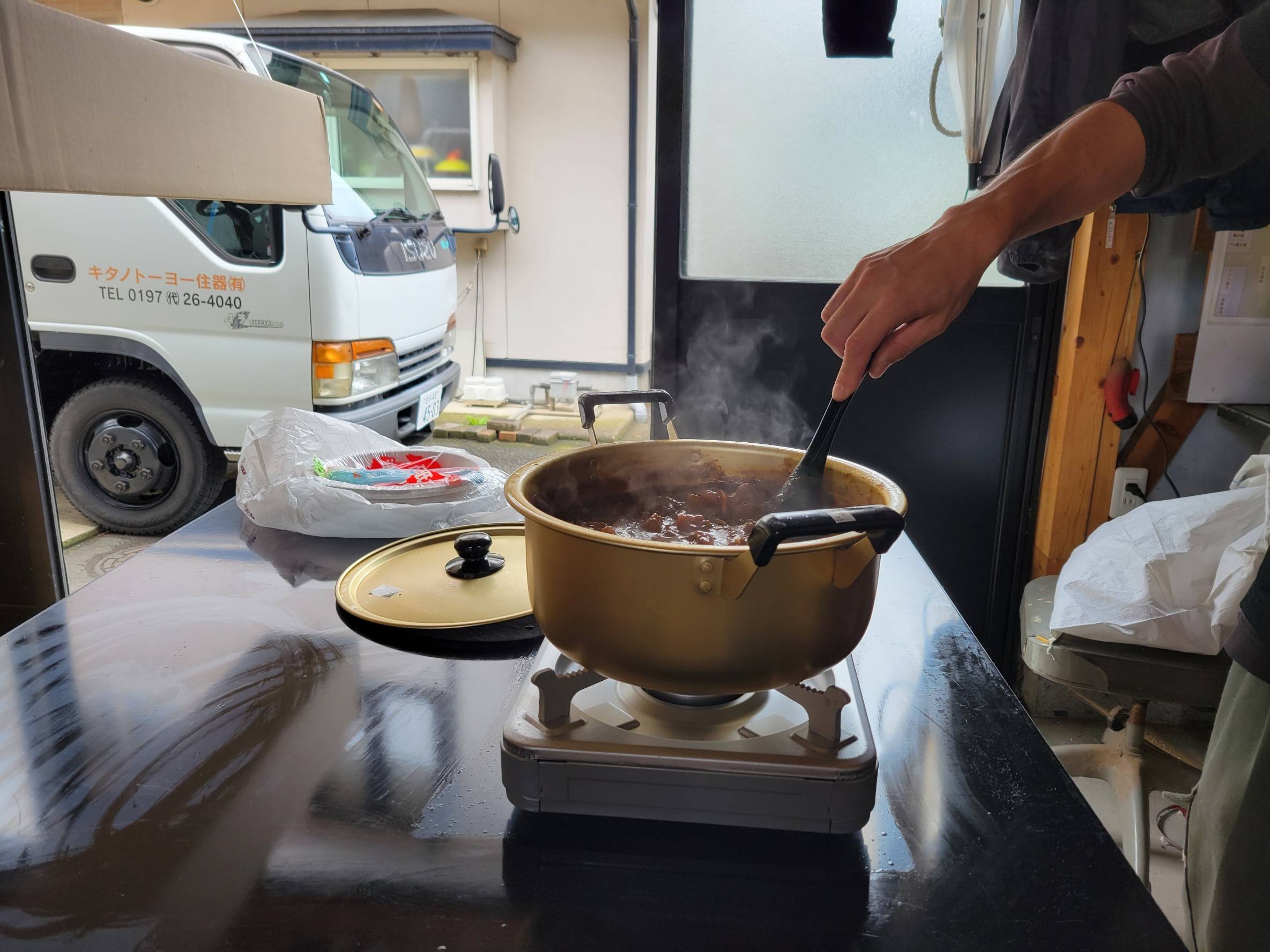 暑気払いカレー作ってます！ キタノトーヨー住器のブログ 写真1