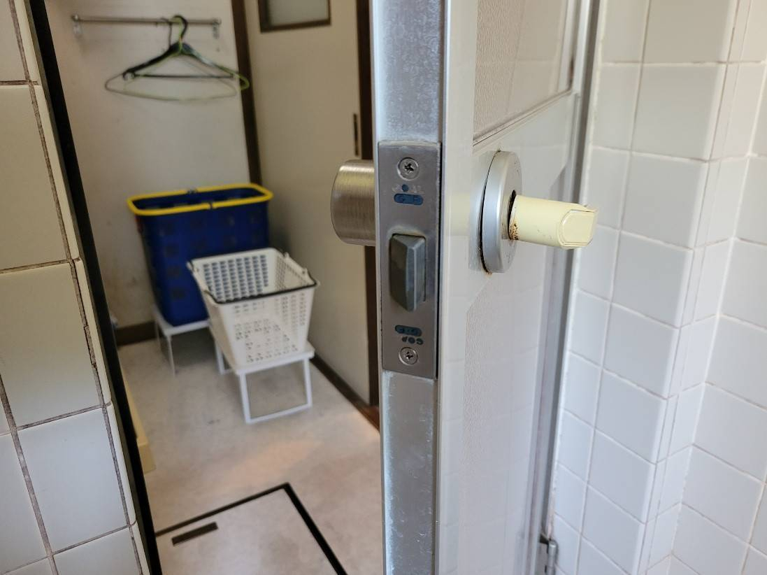 キタノトーヨー住器の浴室ドアのノブ交換の施工前の写真1