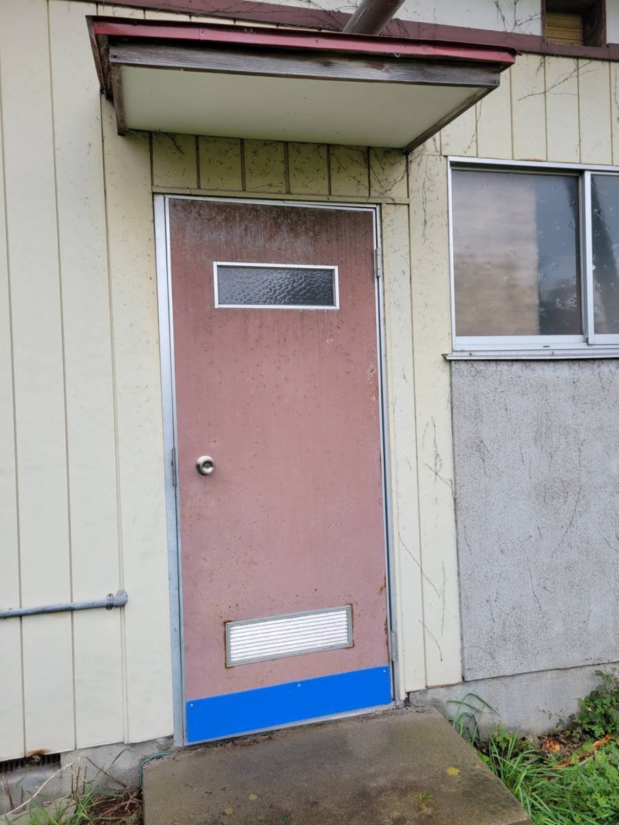 キタノトーヨー住器の勝手口ドアの修繕工事の施工前の写真1