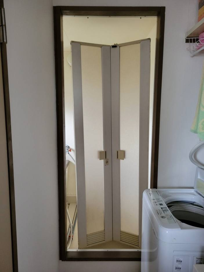 キタノトーヨー住器の古くなった浴室ドアを簡単工事でパッと交換の施工前の写真1