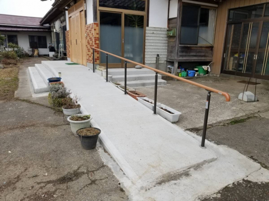 キタノトーヨー住器の玄関前のスロープに手すりを取り付けました。施工事例写真1