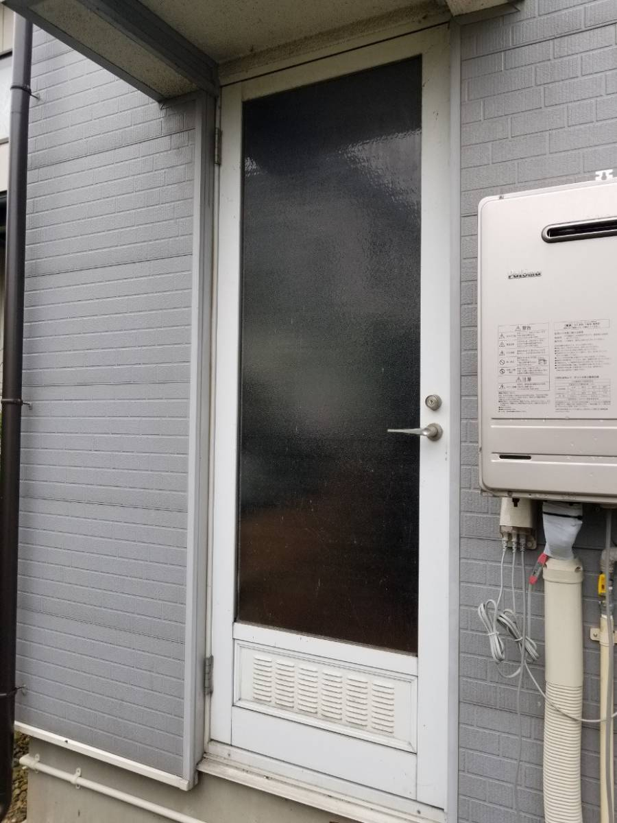 キタノトーヨー住器の勝手口ドアの交換工事の施工前の写真1