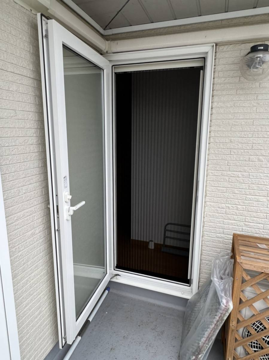 キタノトーヨー住器のベランダに出入りするドアに網戸を取り付けしました！の施工後の写真2