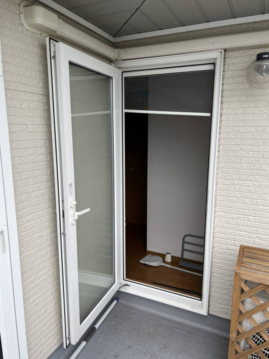 ベランダに出入りするドアに網戸を取り付けしました 施工事例 キタノトーヨー住器 マド本舗
