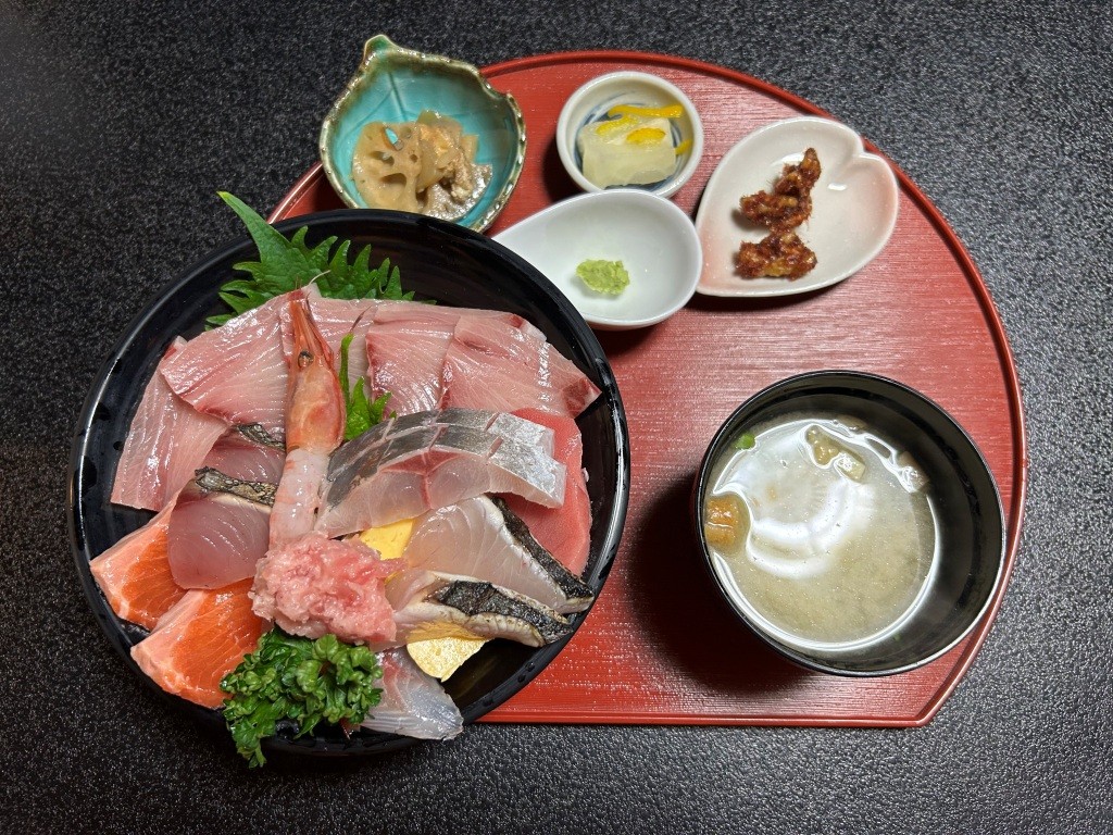 山奥で海鮮丼 ミヤザキトーヨー住器のブログ 写真4