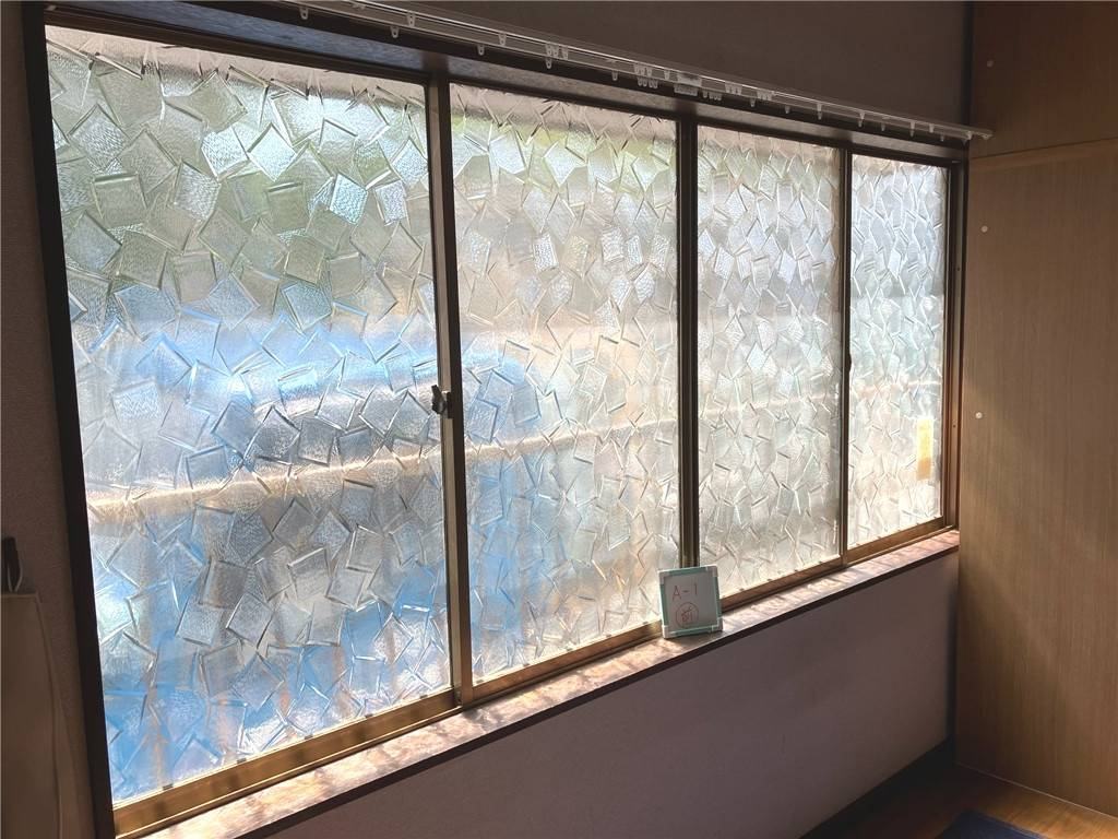ミヤザキトーヨー住器の内窓設置工事（LIXIL商品名：インプラス）の施工前の写真1