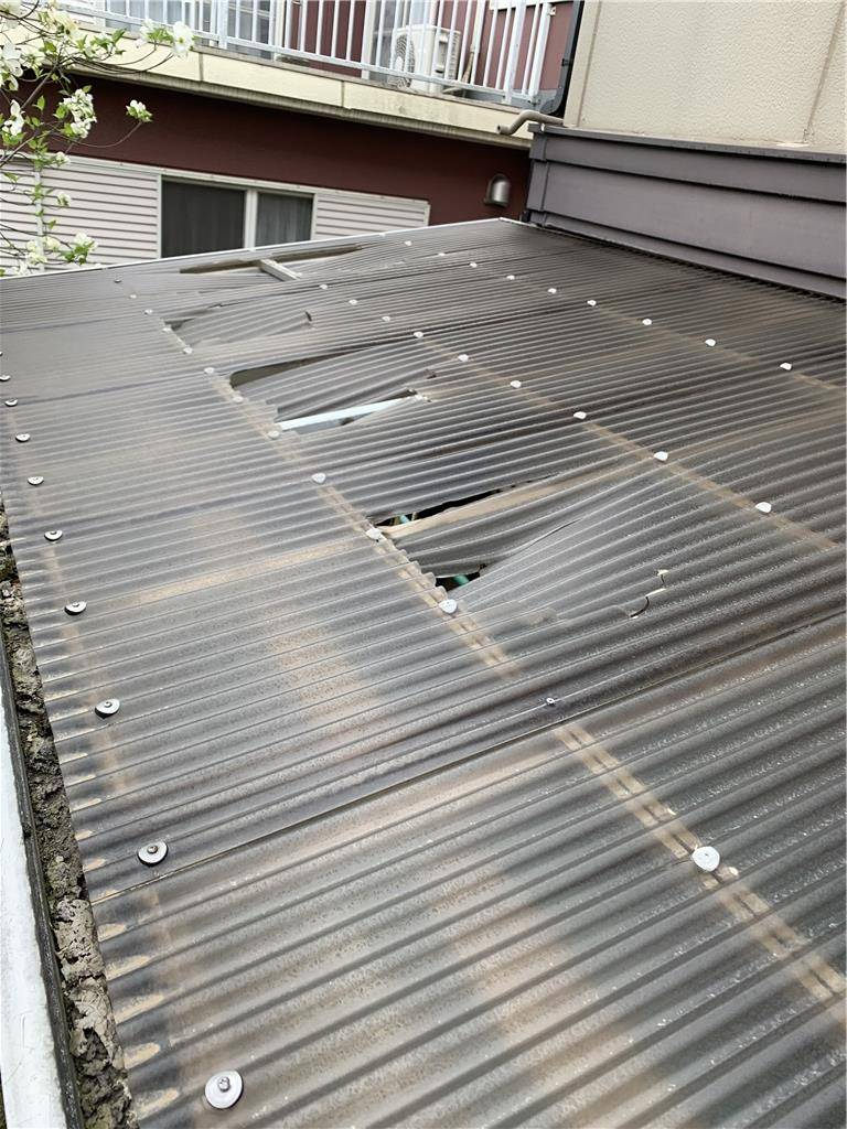ミヤザキトーヨー住器のアルミテラス屋根波板交換工事の施工前の写真1