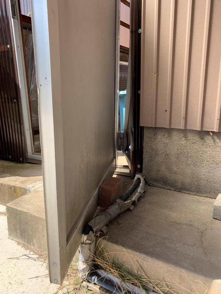 ミヤザキトーヨー住器の外部物入ドア交換工事（ロンカラーガラスドア採用）の施工前の写真3
