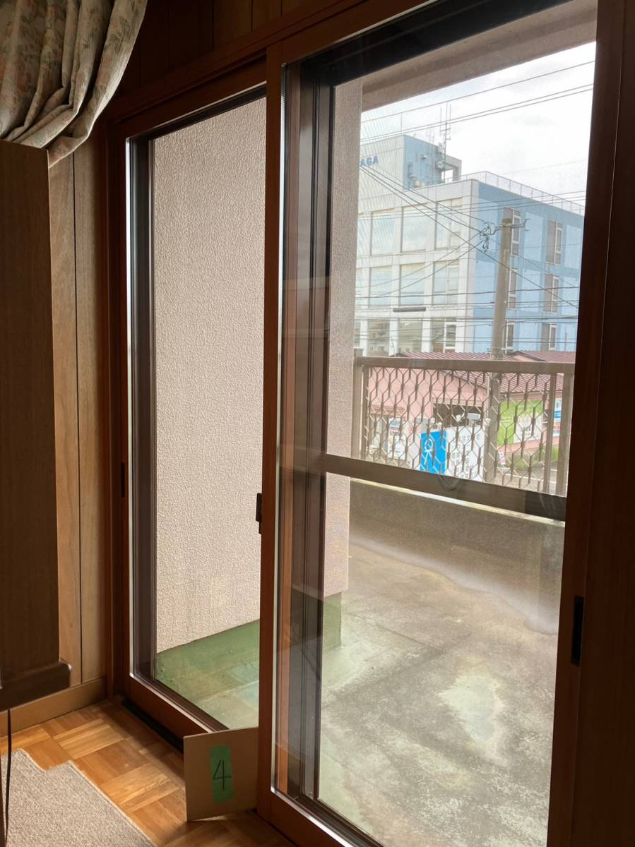 ミヤザキトーヨー住器の内窓設置は騒音防止にも効果有り!!!の施工前の写真1