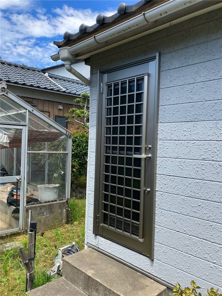 ミヤザキトーヨー住器の【動画あり】勝手口ドアリフォーム工事（LIXIL商品名：リシェント勝手口ドア）の施工後の写真1