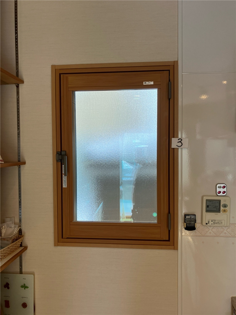 ミヤザキトーヨー住器のLIXIL「インプラス浴室用開き窓」で、冬の浴室が劇的に変わる!【内窓設置】の施工後の写真3