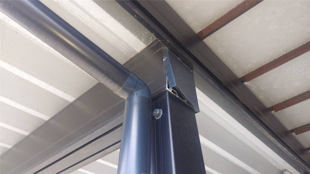 ミヤザキトーヨー住器の【カーポート柱修理工事】カーポートの柱ぶつけて破損・・・全部取替ですか?!アワアワの施工前の写真2