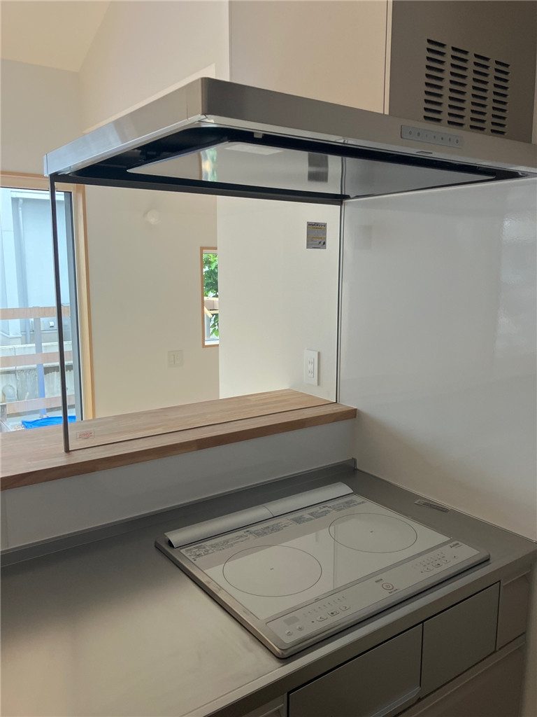 ミヤザキトーヨー住器のオープンキッチンの救世主！【油跳ね防止ガラスパネル設置】快適クッキング!!!の施工後の写真1