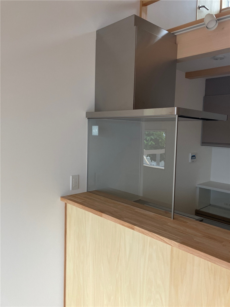 ミヤザキトーヨー住器のオープンキッチンの救世主！【油跳ね防止ガラスパネル設置】快適クッキング!!!の施工後の写真2