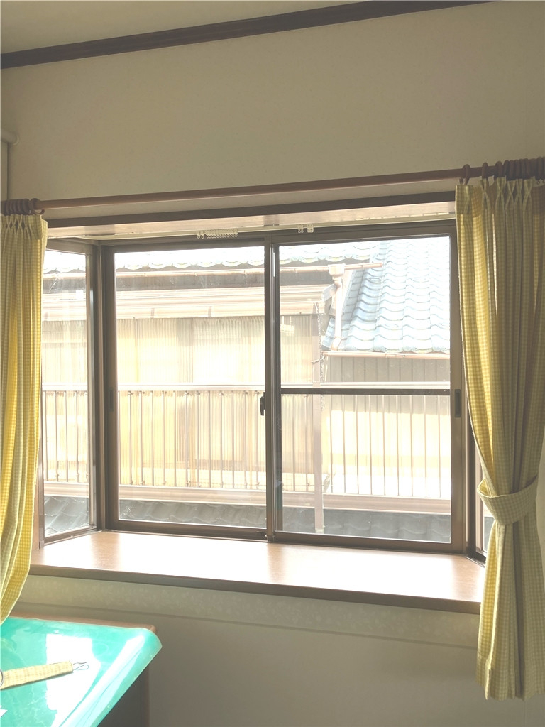ミヤザキトーヨー住器の【内窓設置】インプラスのカラー選び、部屋の印象を「変える」?それとも「生かす」?の施工前の写真2