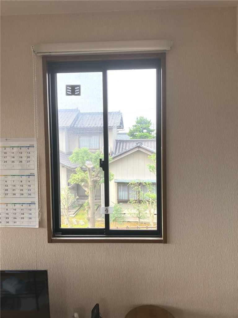 ミヤザキトーヨー住器の【福井の窓リフォーム専門店が解説！】築浅物件の「隠れた寒さ・暑さ」はなぜ？の施工前の写真3