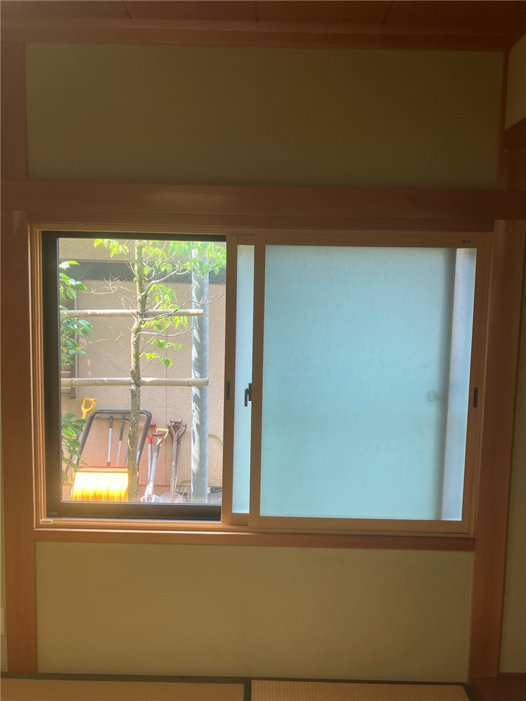 ミヤザキトーヨー住器の【和紙調内窓設置】和室をもっと美しく、快適に!「荒間格子」と「横繁格子」で選ぶ、和紙調ガラスの魅力の施工後の写真2