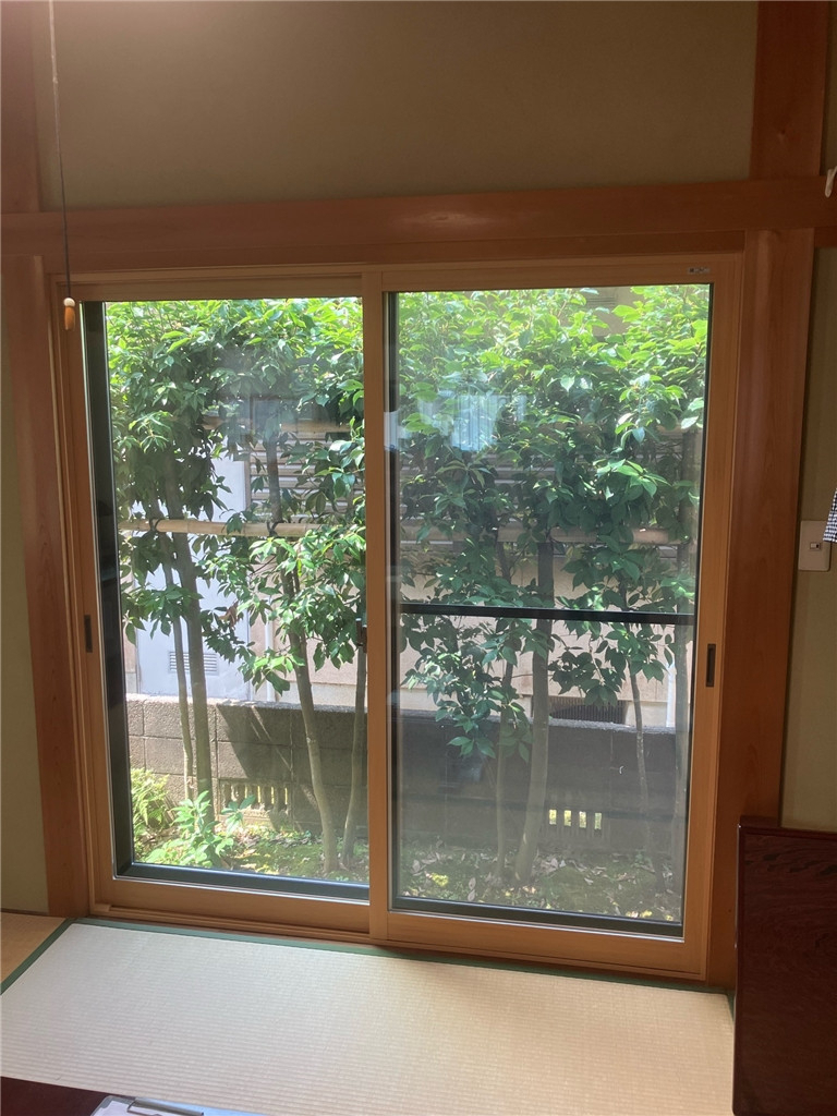 ミヤザキトーヨー住器の【和紙調内窓設置】和室をもっと美しく、快適に!「荒間格子」と「横繁格子」で選ぶ、和紙調ガラスの魅力の施工後の写真3