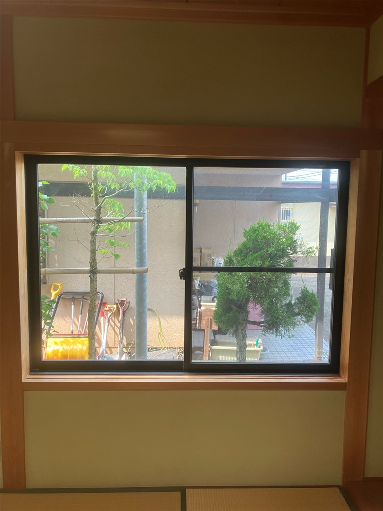 ミヤザキトーヨー住器の【和紙調内窓設置】和室をもっと美しく、快適に!「荒間格子」と「横繁格子」で選ぶ、和紙調ガラスの魅力の施工前の写真1