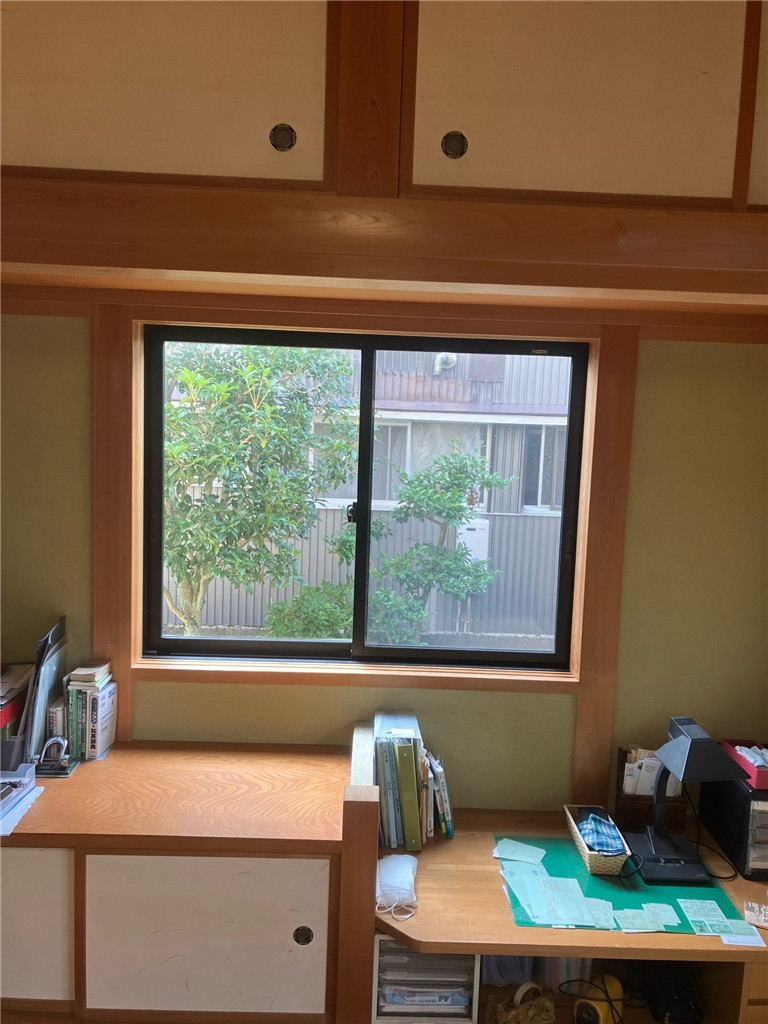 ミヤザキトーヨー住器の【和紙調内窓設置】和室をもっと美しく、快適に!「荒間格子」と「横繁格子」で選ぶ、和紙調ガラスの魅力の施工前の写真2
